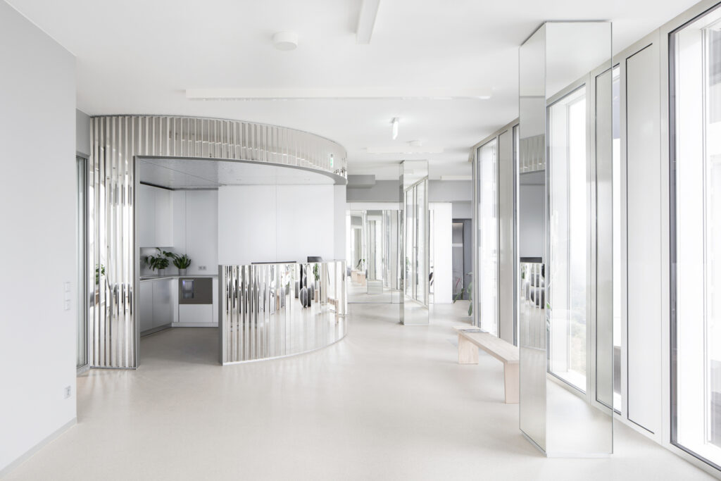 Signa Sports United Tower, Almanya – bütüncül iç mekan tasarımı ve özel mobilya uygulaması