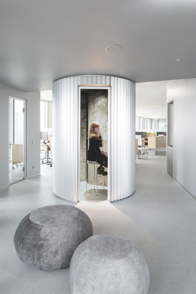 Signa Sports United Tower, Almanya – bütüncül iç mekan tasarımı ve özel mobilya uygulaması