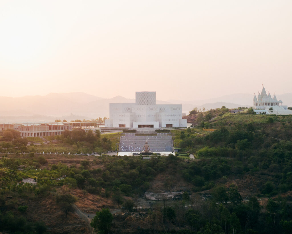 Raj Sabhagruh Söylev Salonu, Hindistan – dini mimaride mekansal yükseliş kurgusu