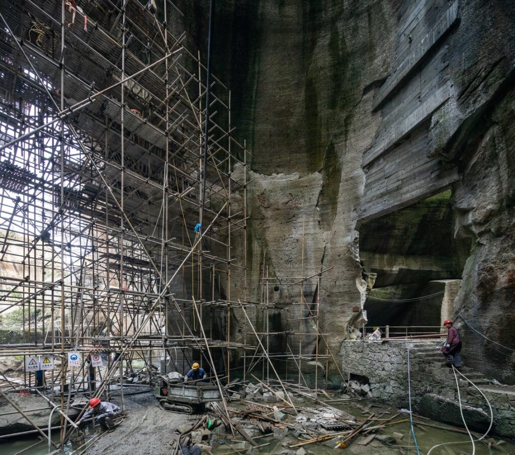 Yeraltı mimarlığını ve kentsel altyapının görünmeyen katmanlarını gösteren bir örnek.