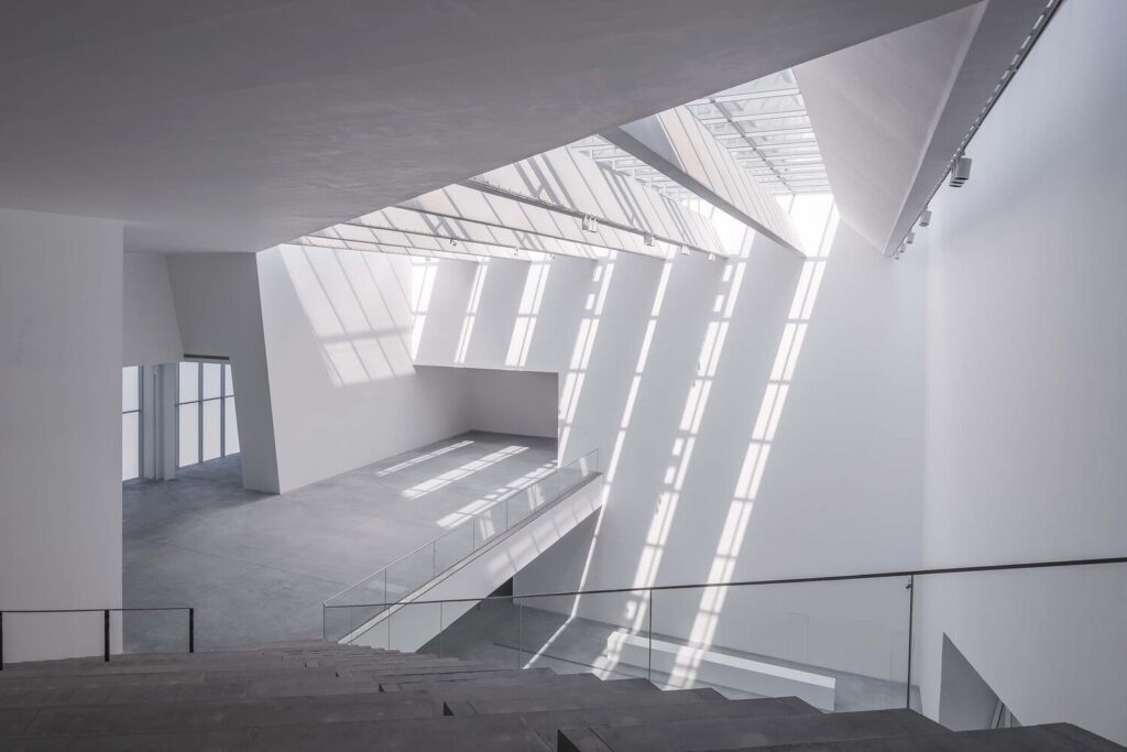 Mimarlıkta şiirsellik kavramını, geçmiş ve çağdaş mekan ilişkisi üzerinden ele alan mimari yaklaşım