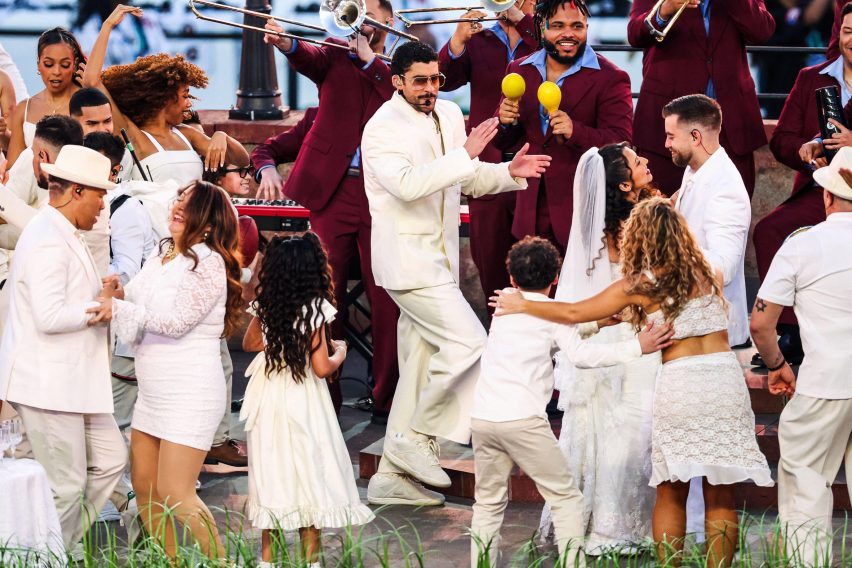 Bad Bunny’nin Super Bowl sahnesinde geçici mimarlık ve mekânsal anlatı kurgusu