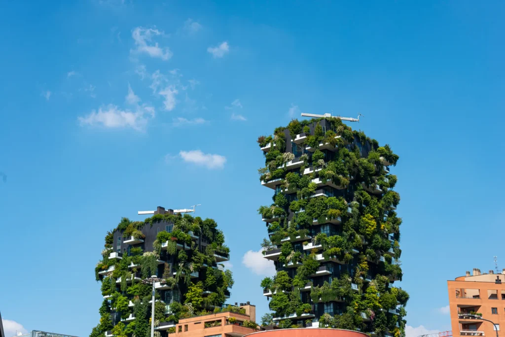 Bosco Verticale, cepheye entegre ağaç ve bitkilerle kentsel ölçekte sürdürülebilir mimarlık örneği.